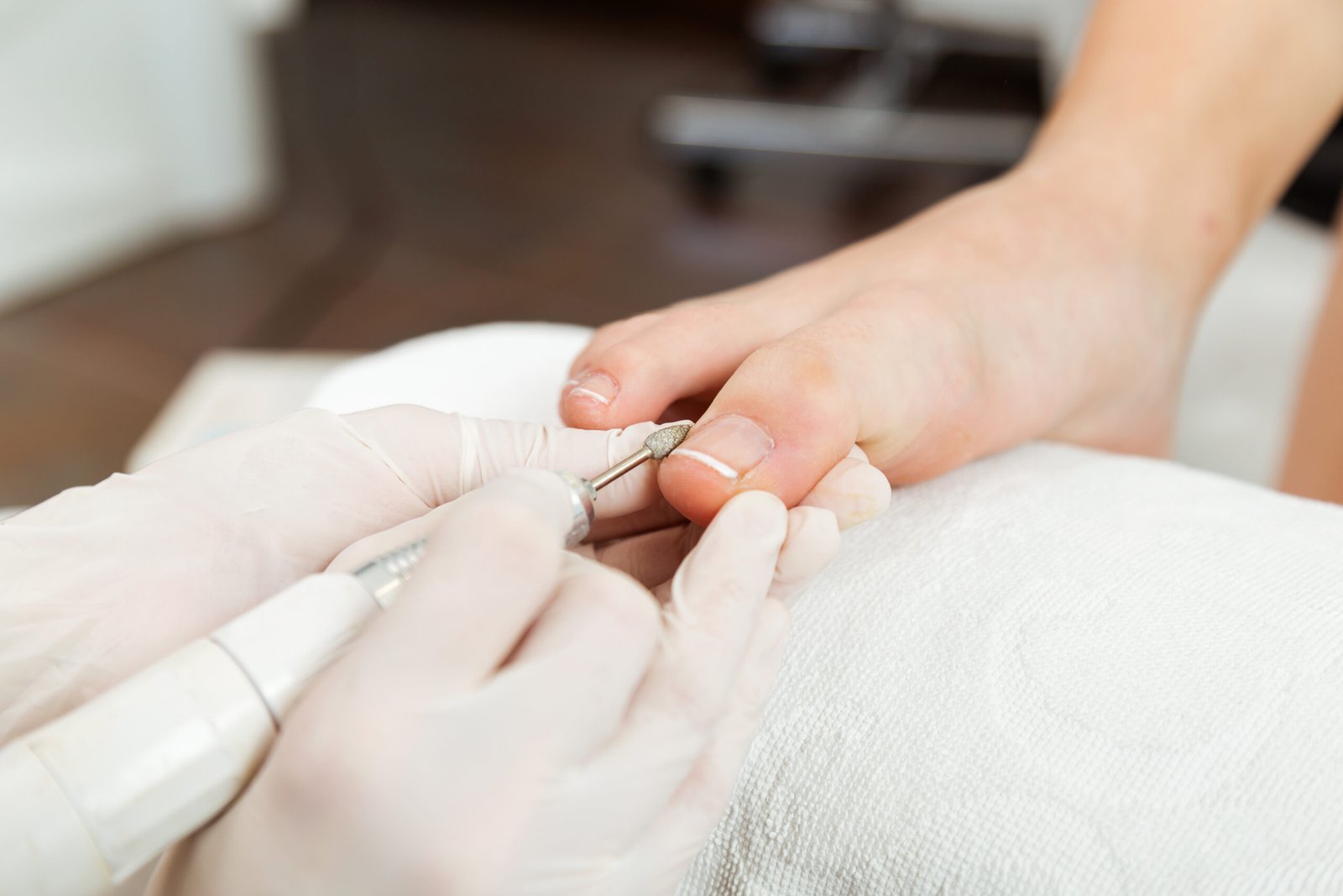 Mujer recibiendo pedicura con masaje en pies