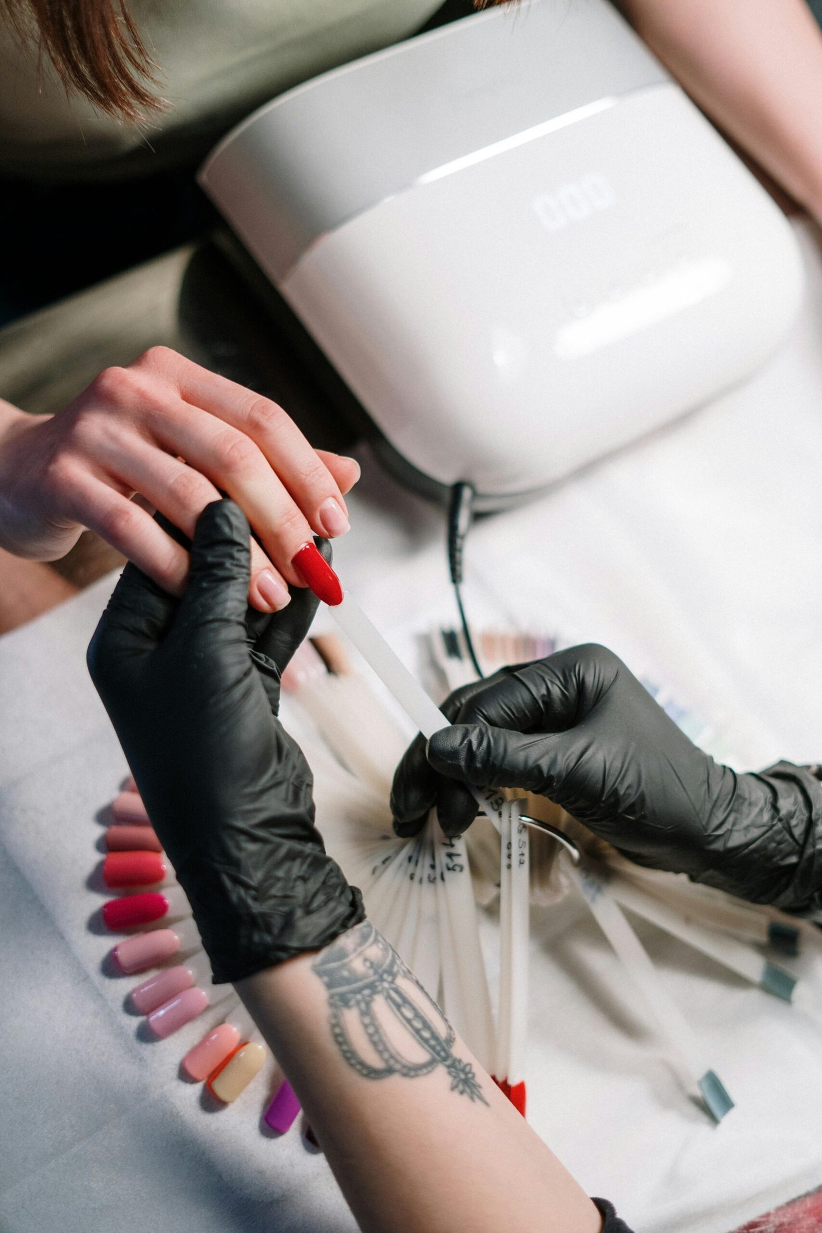 Técnica aplicando manicura profesional en León
